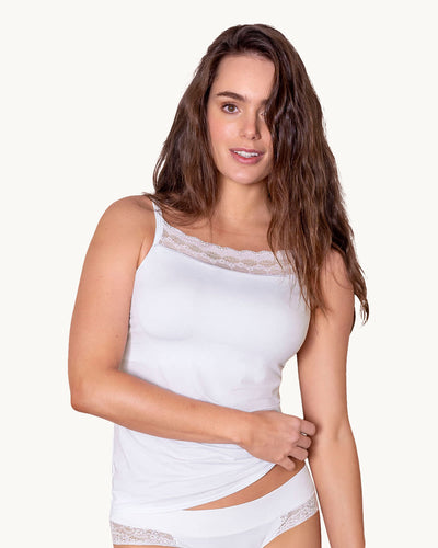 Camiseta multifuncional con buen cubrimiento de pecho ideal para prótesis de mastectomía#color_000-blanco